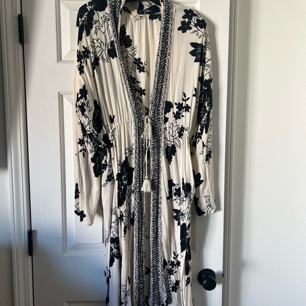 Billabong Cream and Black Floral Kimono